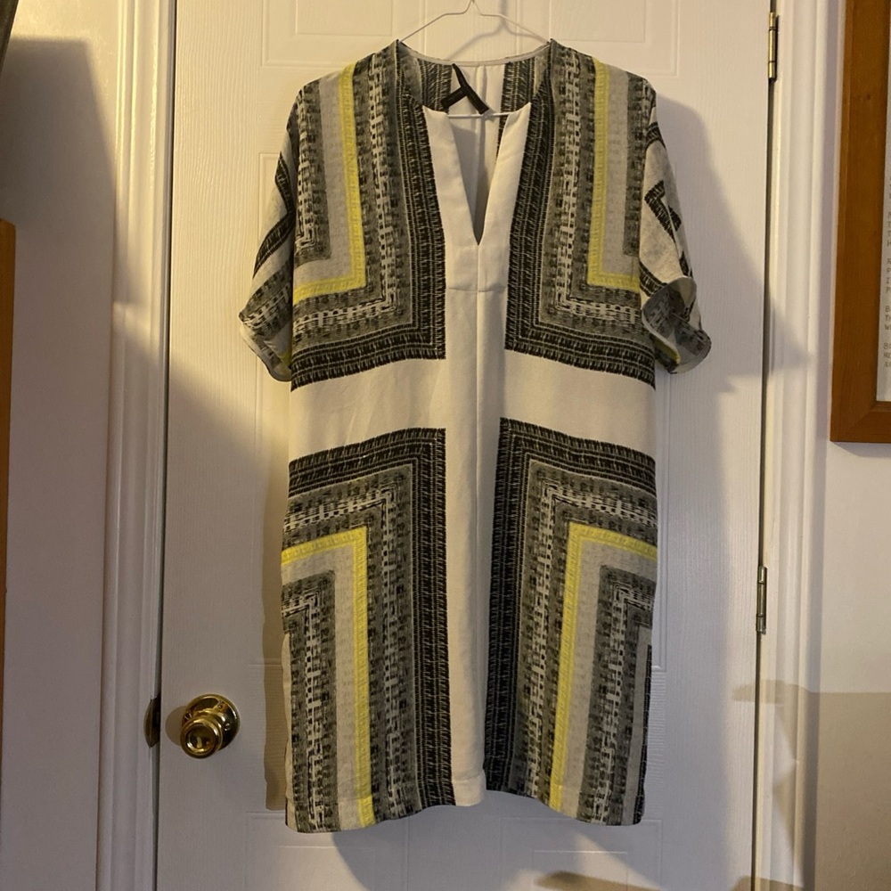 BCBGMAXAZRIA womens dress size S Yell geometric shift short sleeve Vneck Pockets